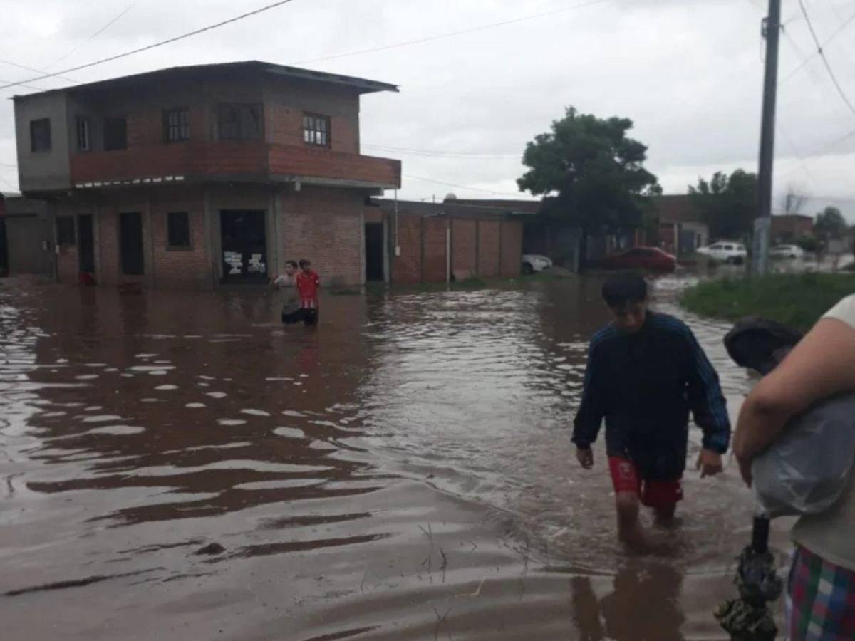 Pareja muere tras quedar atrapada en su auto por fuertes lluvias en Argentina