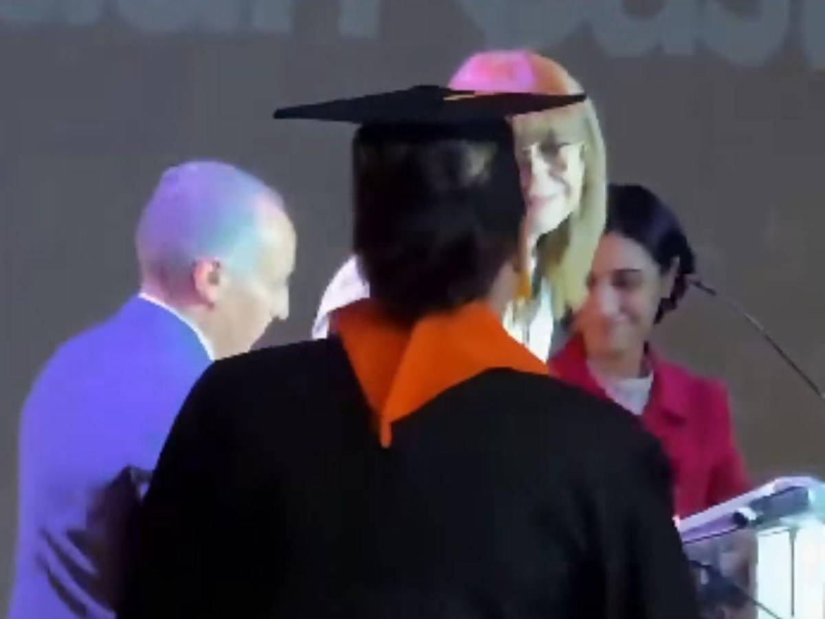 Cristian Castro demuestra que nunca es tarde: se gradúa de preparatoria a los 51 años
