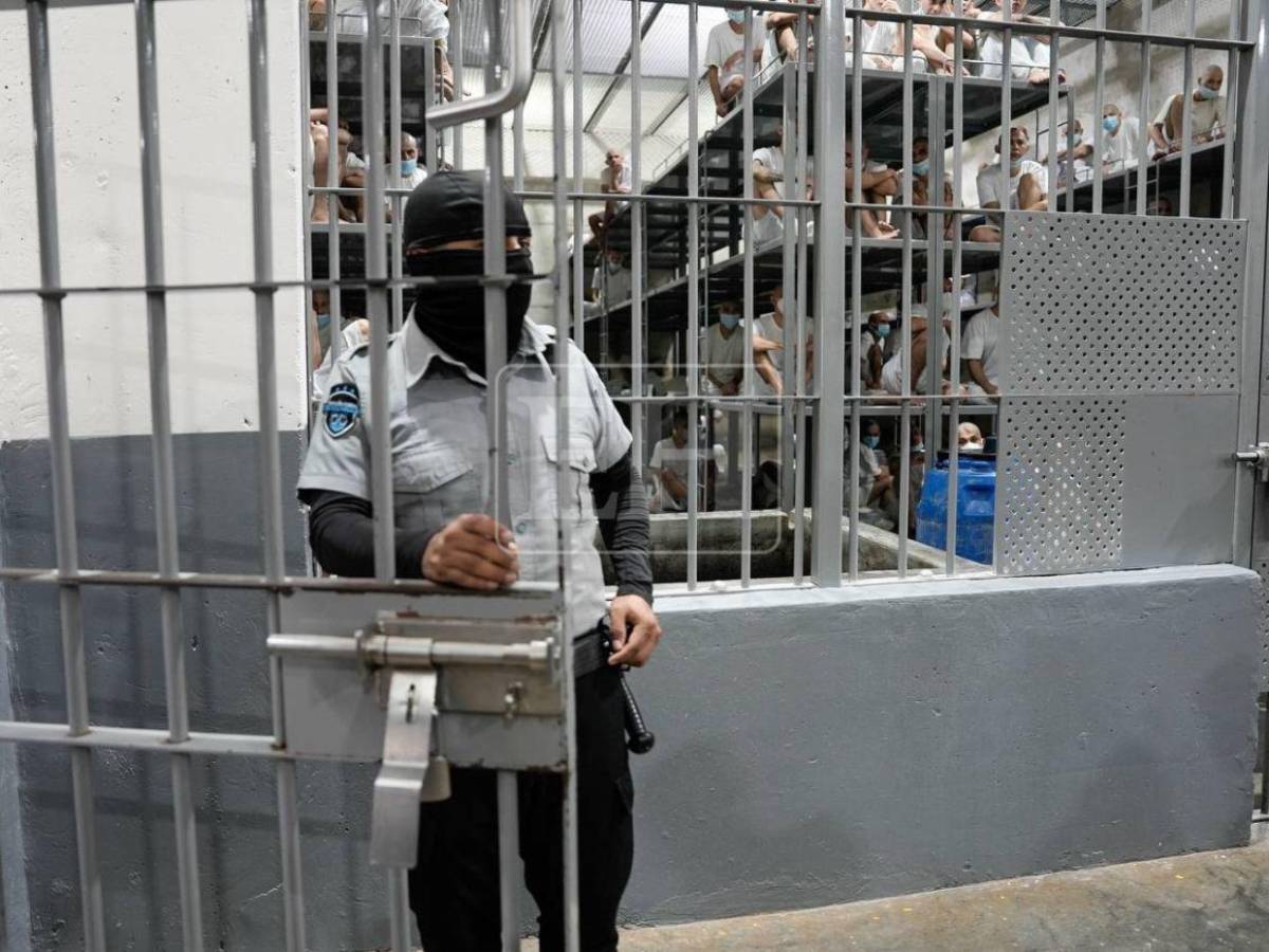 Barrio 18 y MS-13 conviven en la misma celda: las medidas del Cecot que el CN busca replicar en Honduras