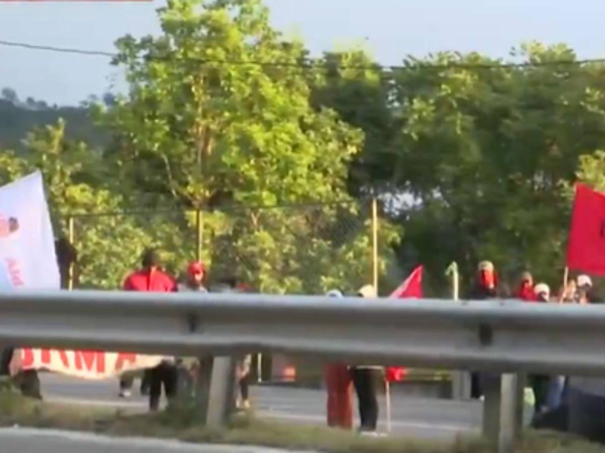 Tras quema de llantas, despejan la CA-5: imágenes que dejó la toma de militantes de Libre