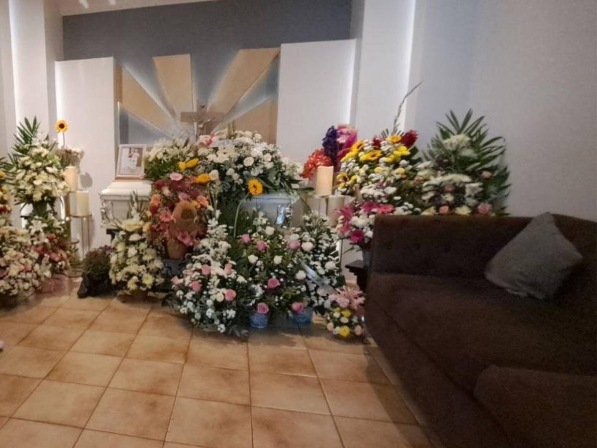 Rodeada de flores y con fotos: velan a Leyreth Aguilar, víctima del accidente en Villa Nueva