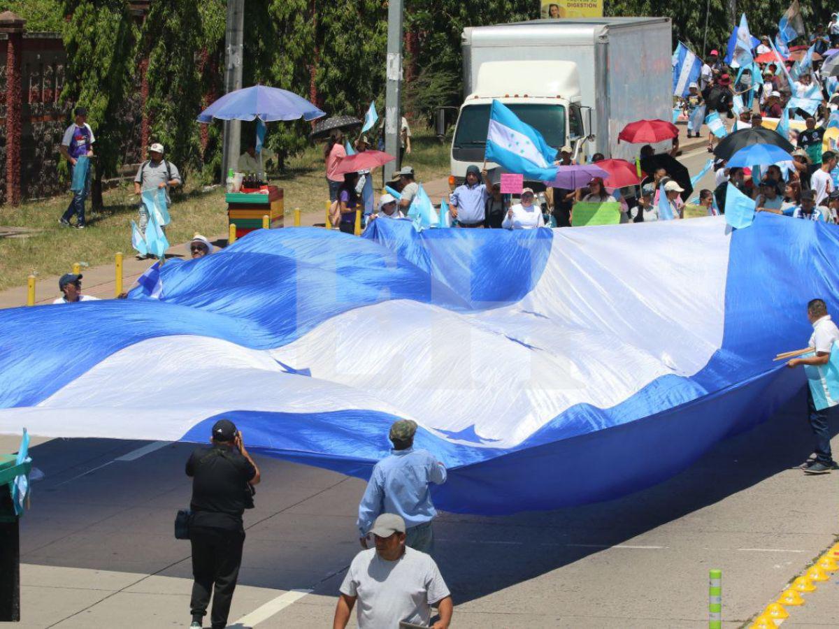 Sin banderas políticas: versículos y enormes pancartas, en la caminata de iglesias en Tegucigalpa