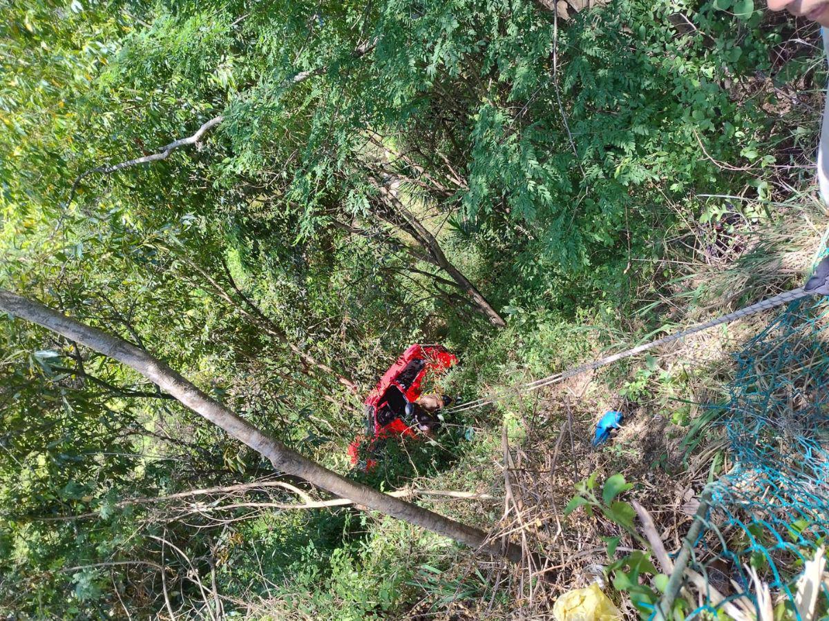 Rescatan a señora de 69 años tras caer con su vehículo a hondonada en Valle de Ángeles