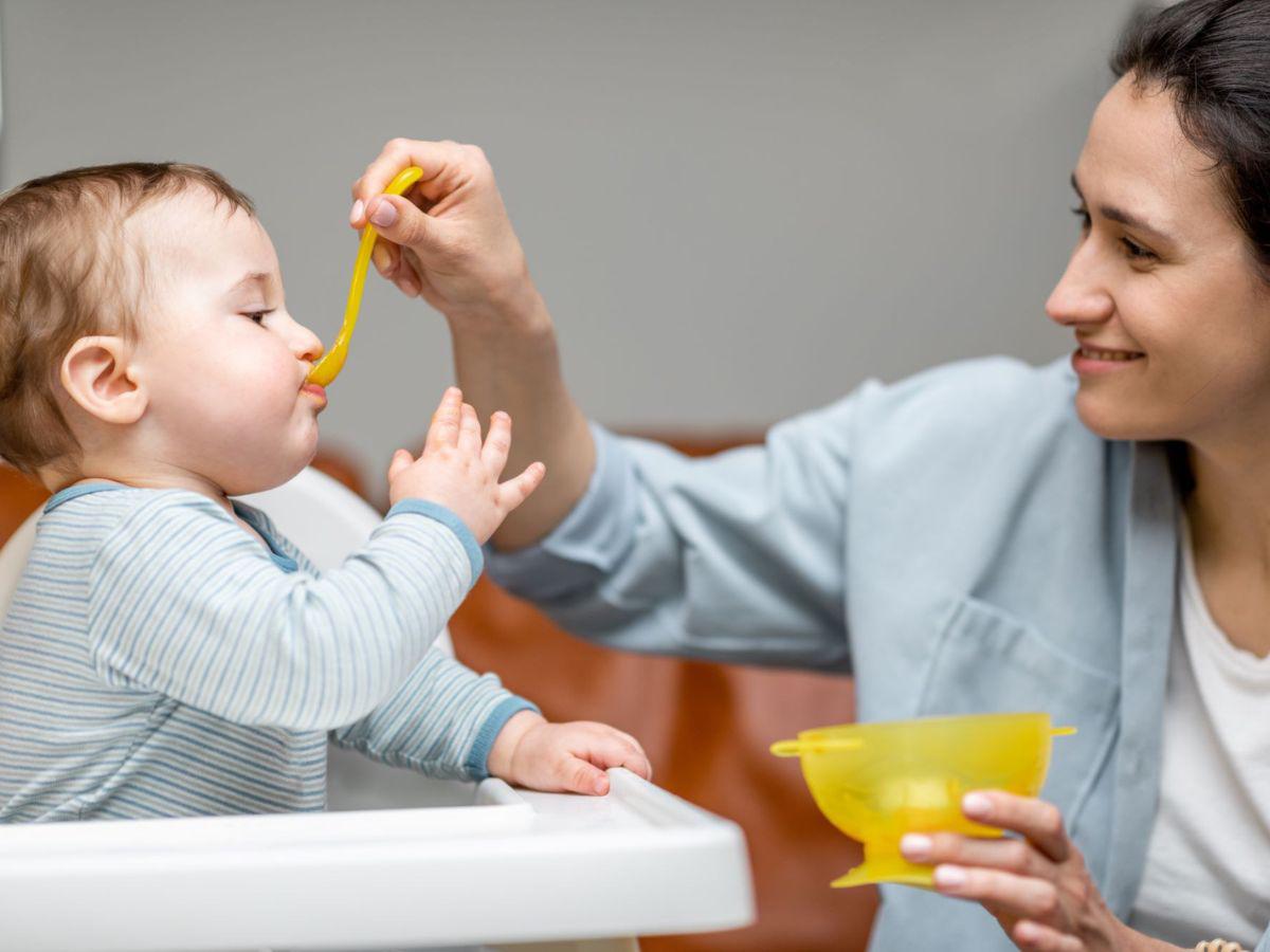 La alimentación de los niños debe adaptarse a sus requerimientos nutricionales diarios según su edad.