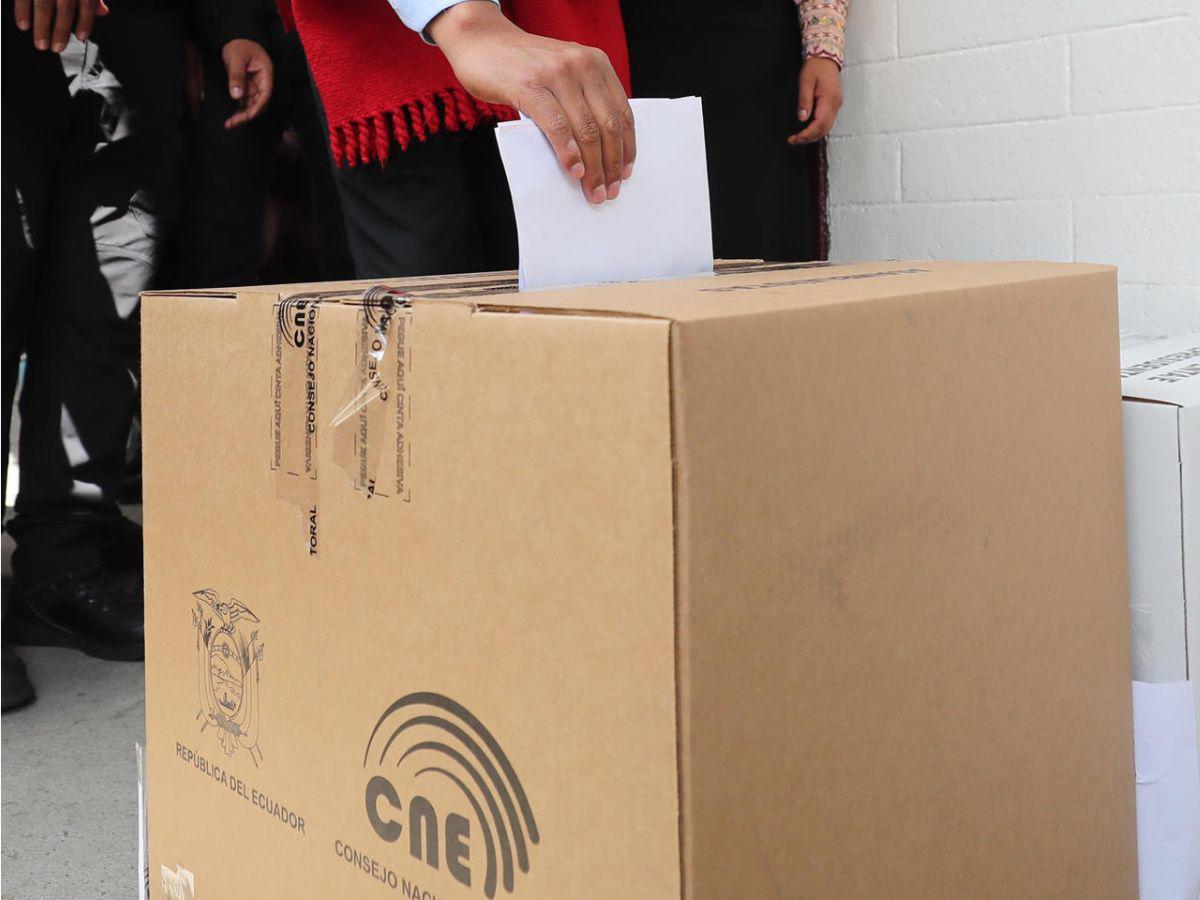 Elecciones en Ecuador: Noboa vota sin dar declaraciones y González denuncia “irregularidades”