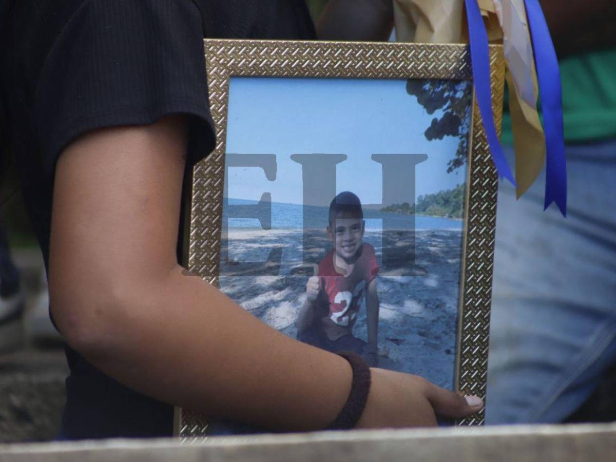 Con multitudinario entierro dan último adiós a Sebastián Serrano, menor muerto en accidente en Omoa