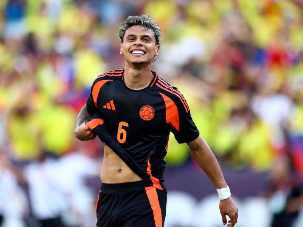 Futbolista sorprende y es captado con su nueva novia: ¿De quién se trata?