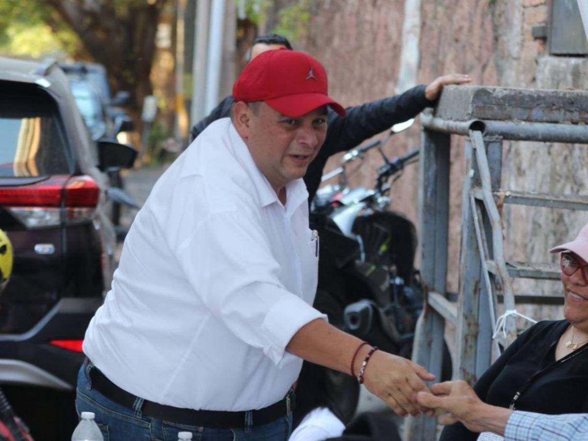 Jorge Aldana llega a ejercer el sufragio, pero aún no hay urnas en la Facultad de Medicina
