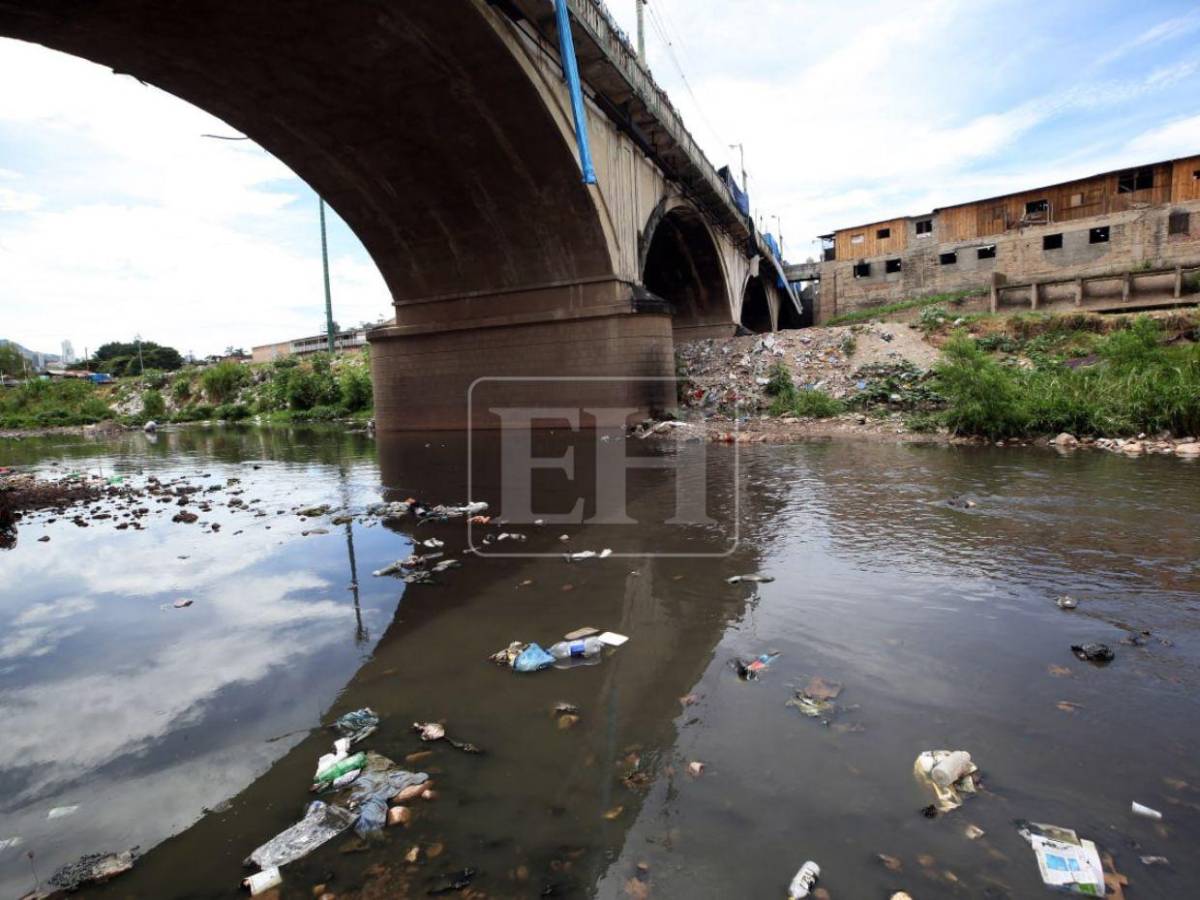 Casi a secas y lleno de basura: así luce el Río Choluteca de la capital
