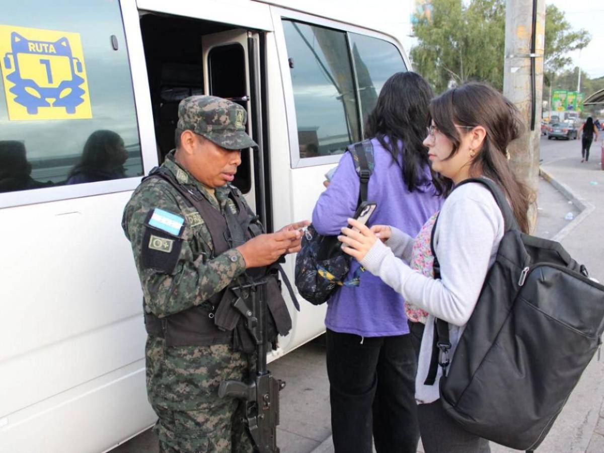 Con forma 003 en mano y carnet: estudiantes abordan buses de la UNAH