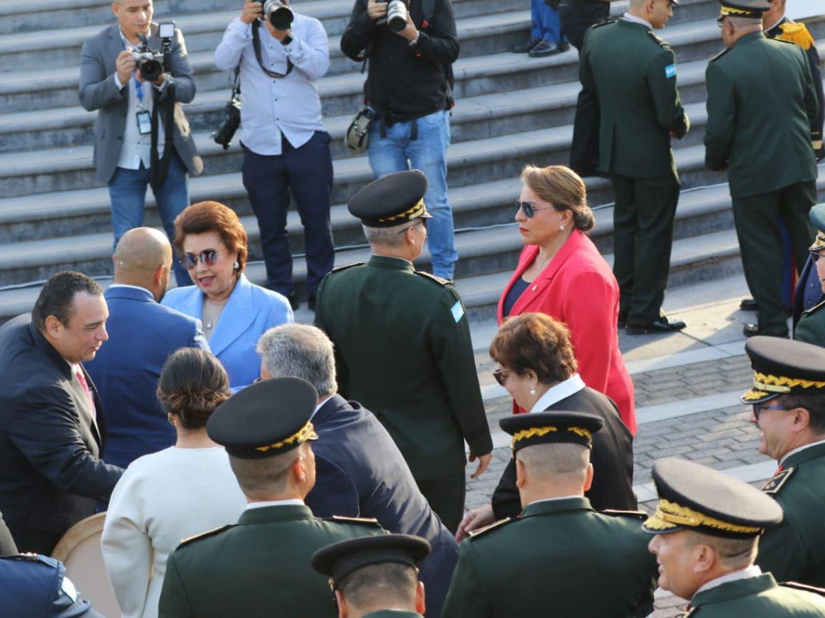 Presidenta Xiomara Castro llegó vestida con los colores de Libre a inauguración del mes patrio