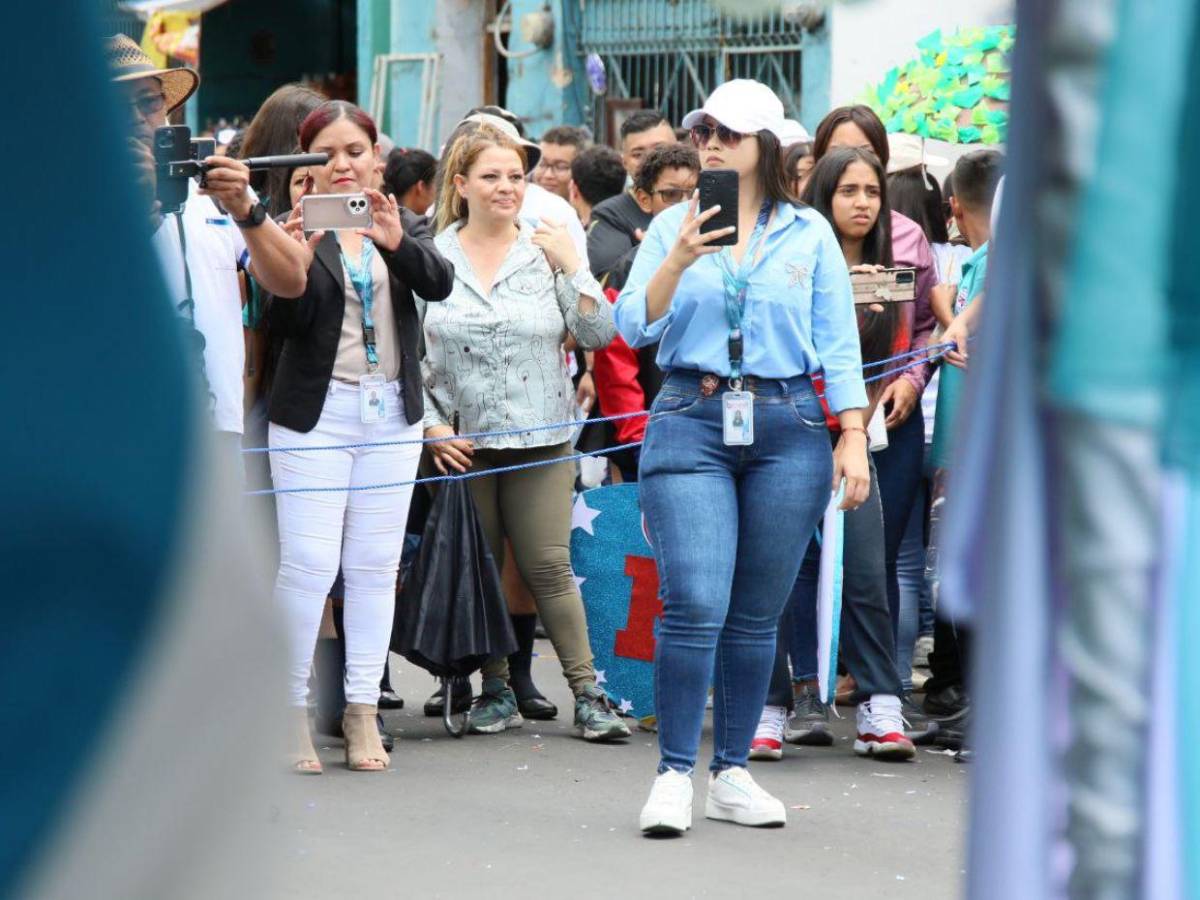 Maestras del Cybernet se robaron las miradas en los desfiles de independencia patria