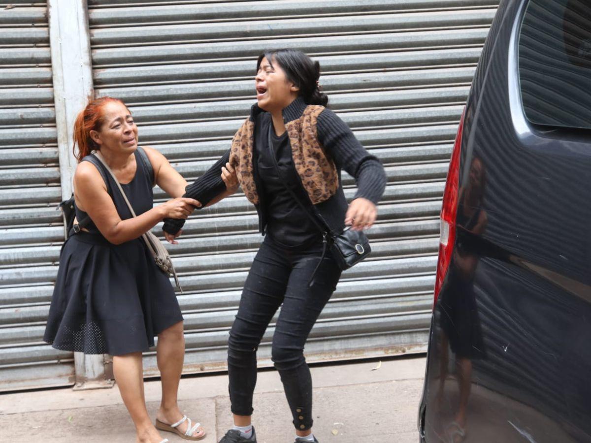 Sacalo de ahí, mami: Dolor y llanto de familiares al reclamar al joven asesinado en La Cuesta