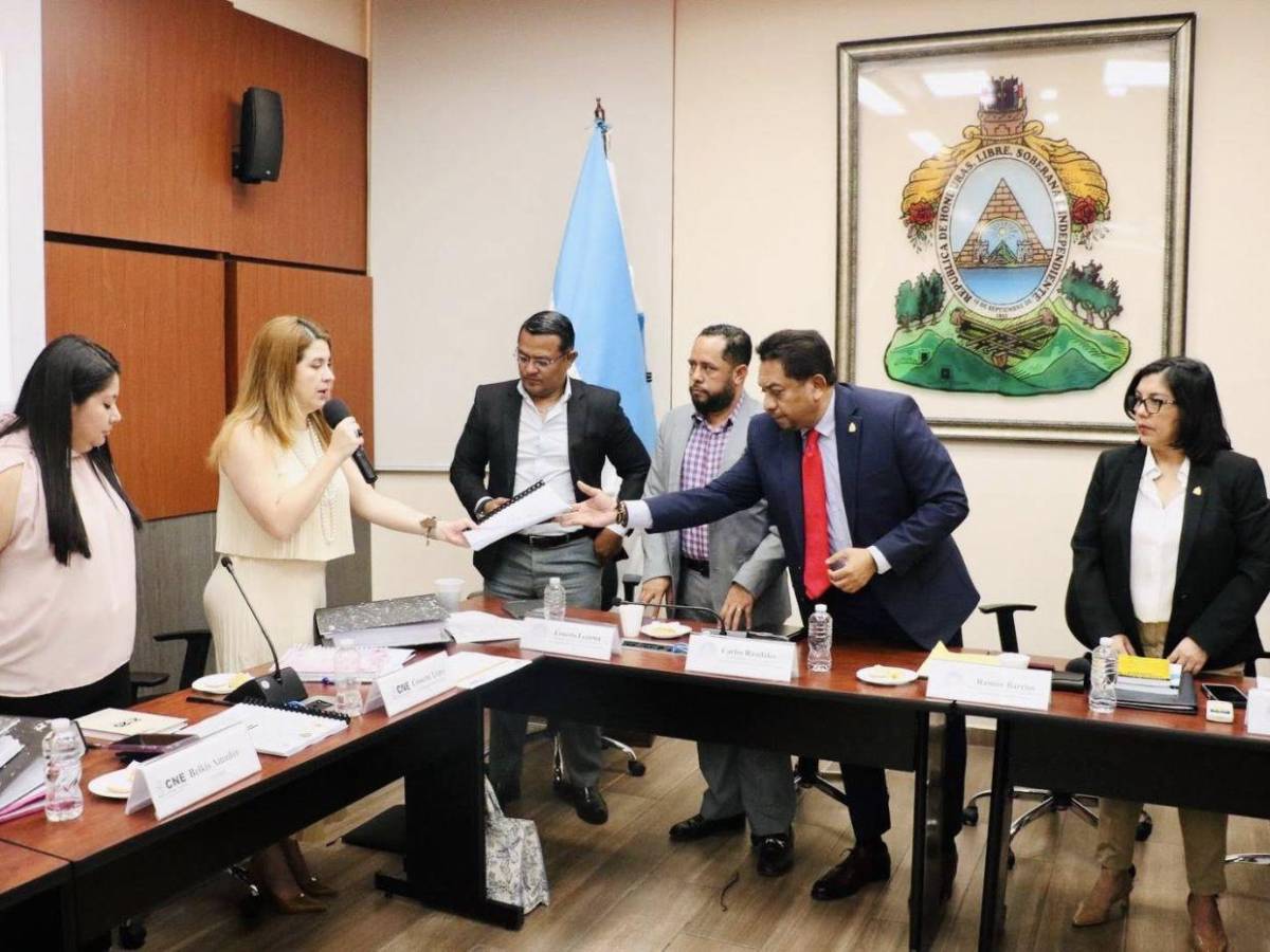 Con resguardo, llegan a declarar Cossette López y Ana Paola Hall al Congreso ante la comisión Con resguardo, llegan a declarar Cossette López y Ana Paola Hall al Congreso ante la comisión