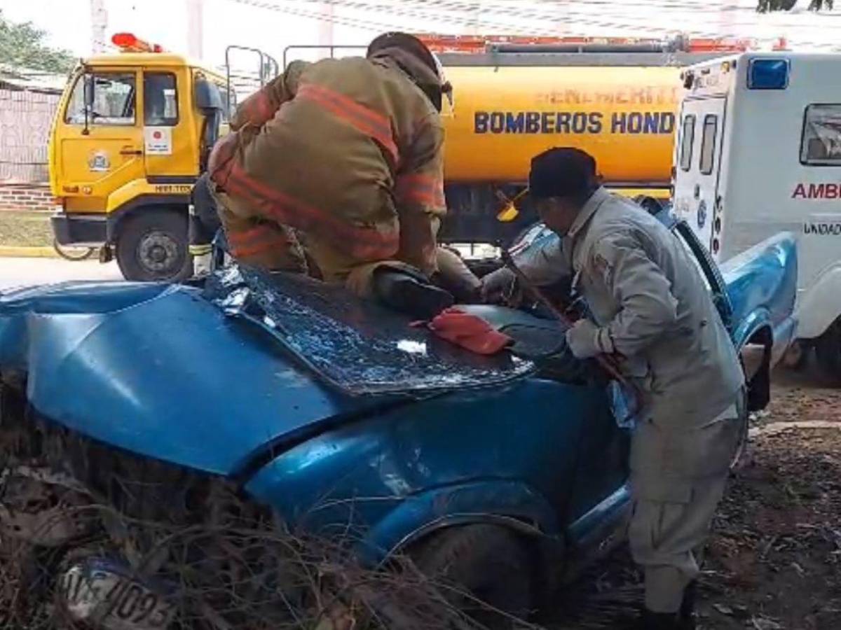 Brutal accidente deja tres personas atrapadas dentro de un vehículo en Catacamas