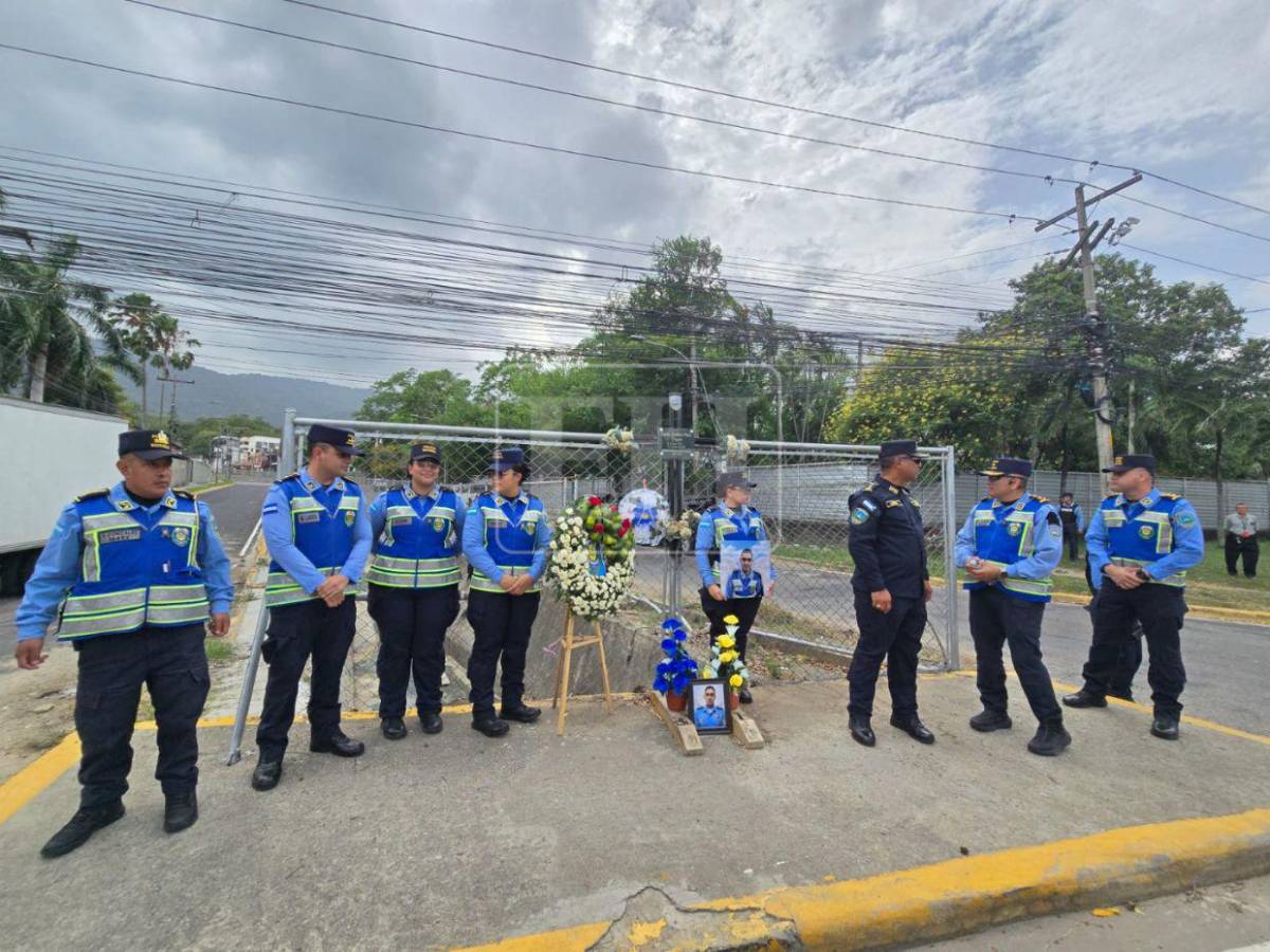 Emotivo homenaje a Kevin Pérez, policía que murió tras lanzarse a una quebrada para salvar a dos niños en SPS