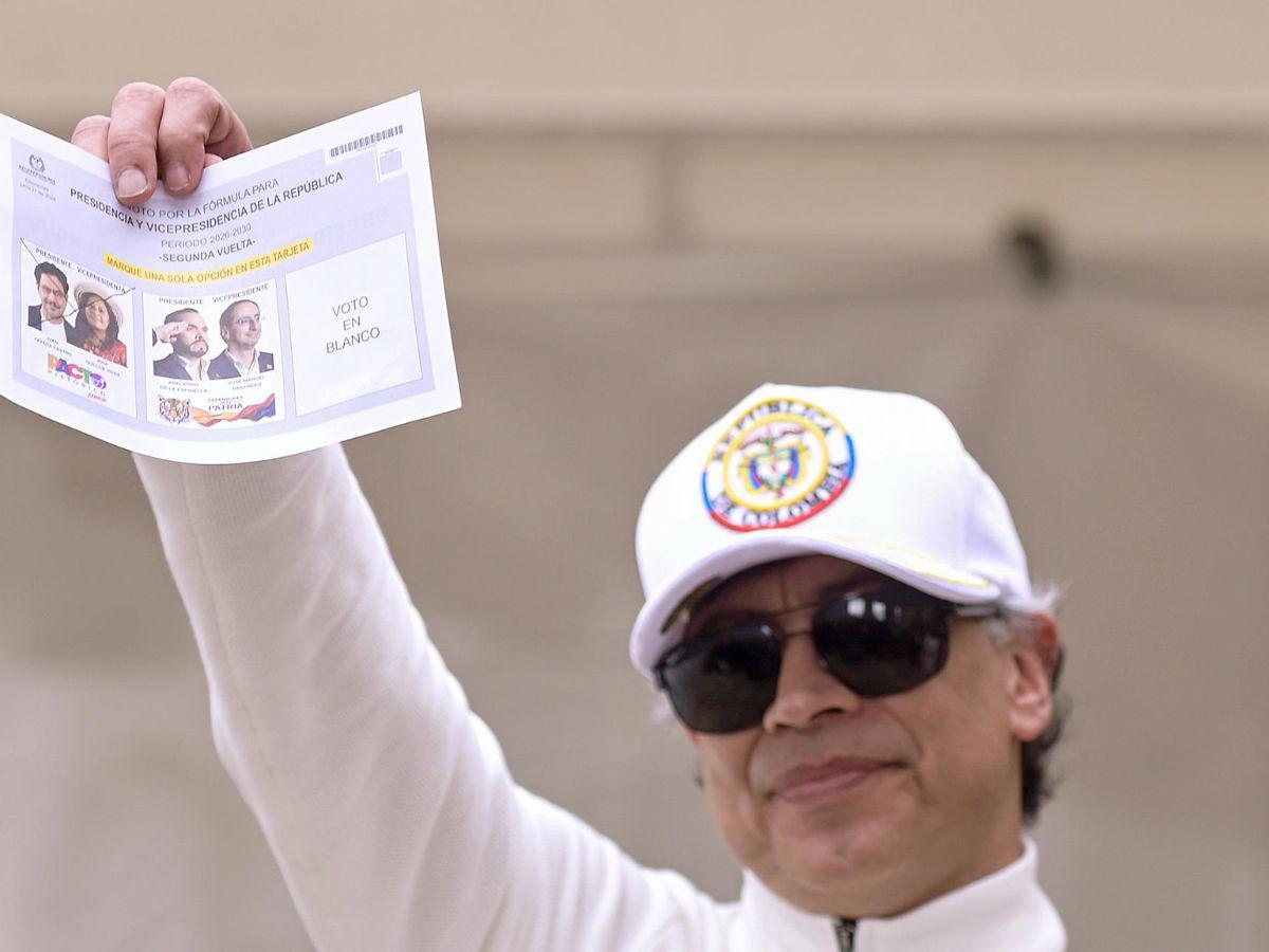 Petro vota por última vez como presidente de Colombia y asegura una transición “sin un segundo de más”