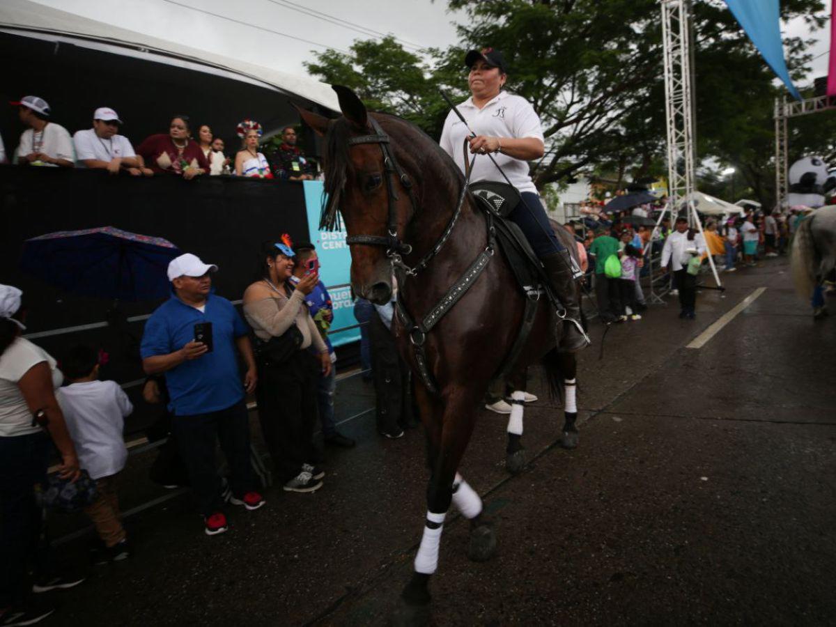 ¡Ni la lluvia los detuvo! Capitalinos disfrutan del carnaval de Tegucigalpa