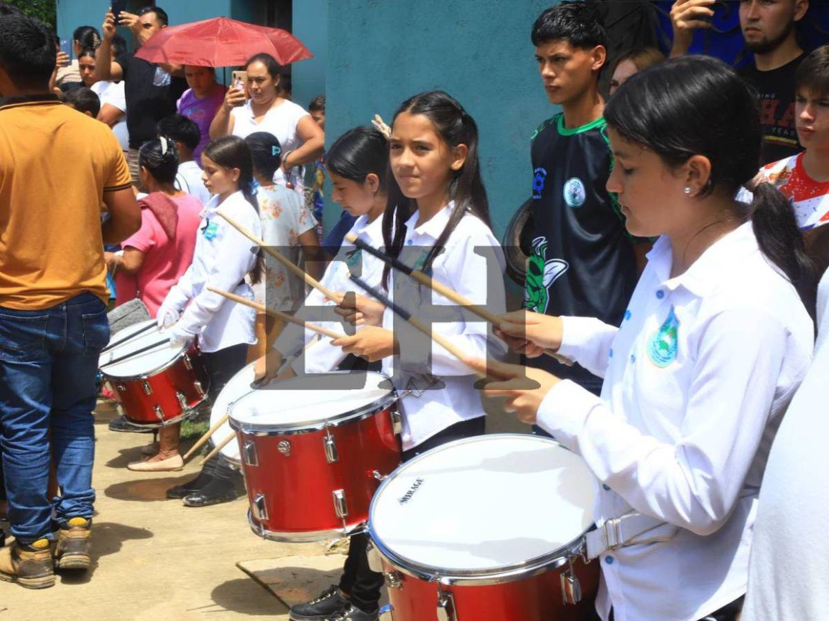 Entre globos y tambores despiden al inspector Kevin Pérez en su entierro