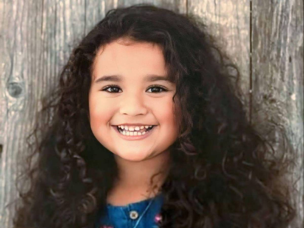 Se fue de viaje con su hija, pero regresó sola: arrestan a mujer en California por asesinato