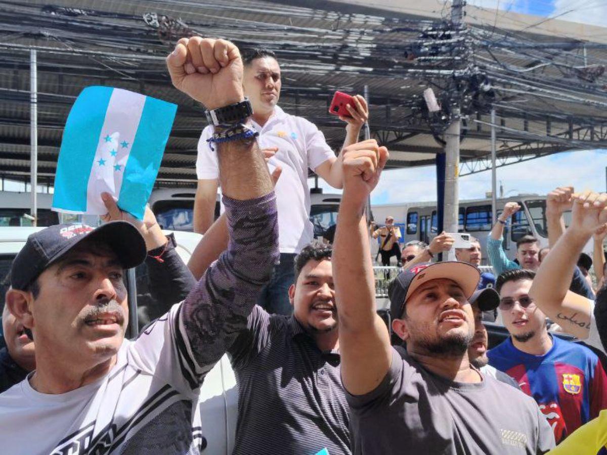 ¡Cossette, no estás sola!: protestan frente al CNE mientras la ATIC asegura documentos