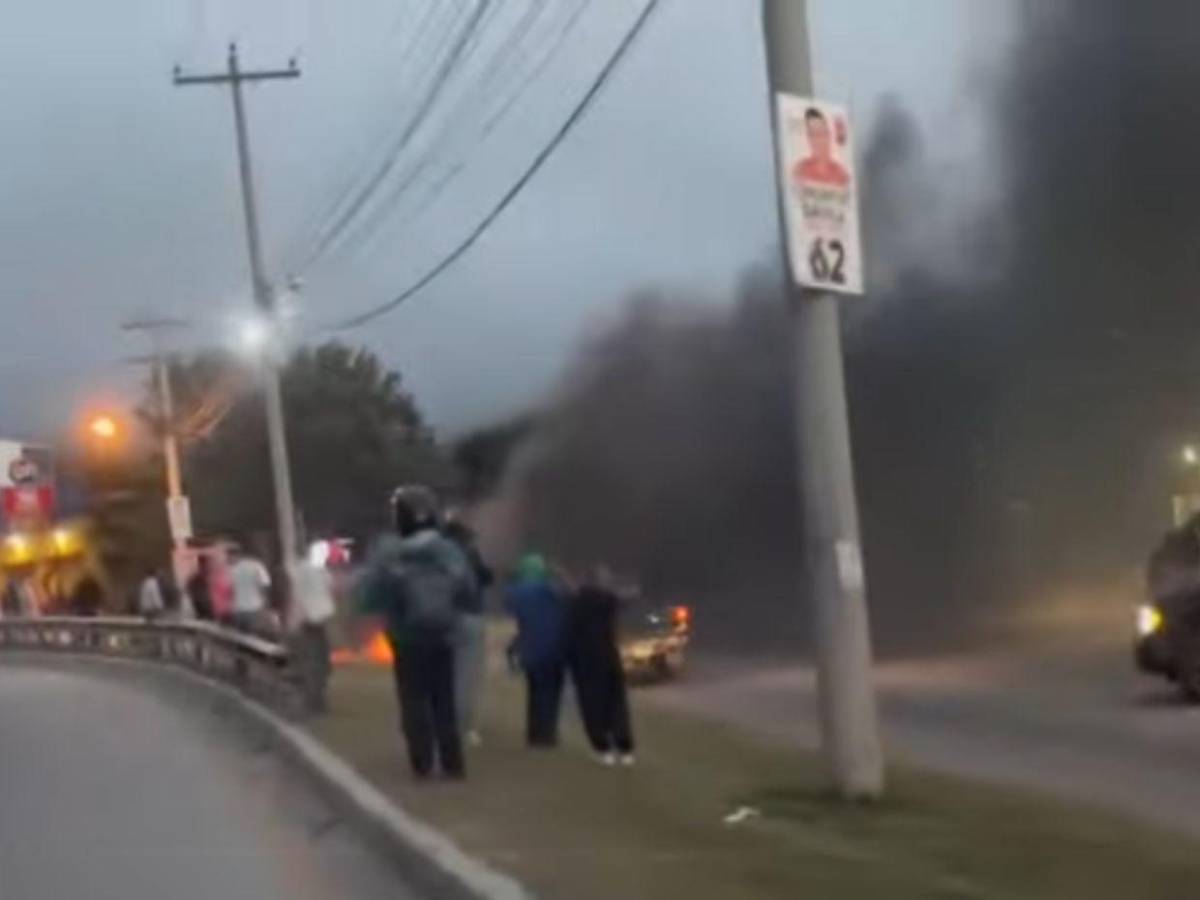 Tras quema de llantas, despejan la CA-5: imágenes que dejó la toma de militantes de Libre