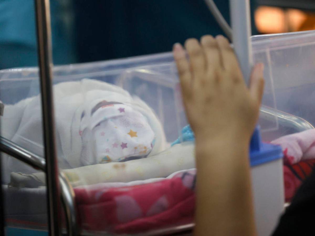 Una barbería sobre ruedas se convierte en sala para bebés prematuros tras terremoto en Panamá