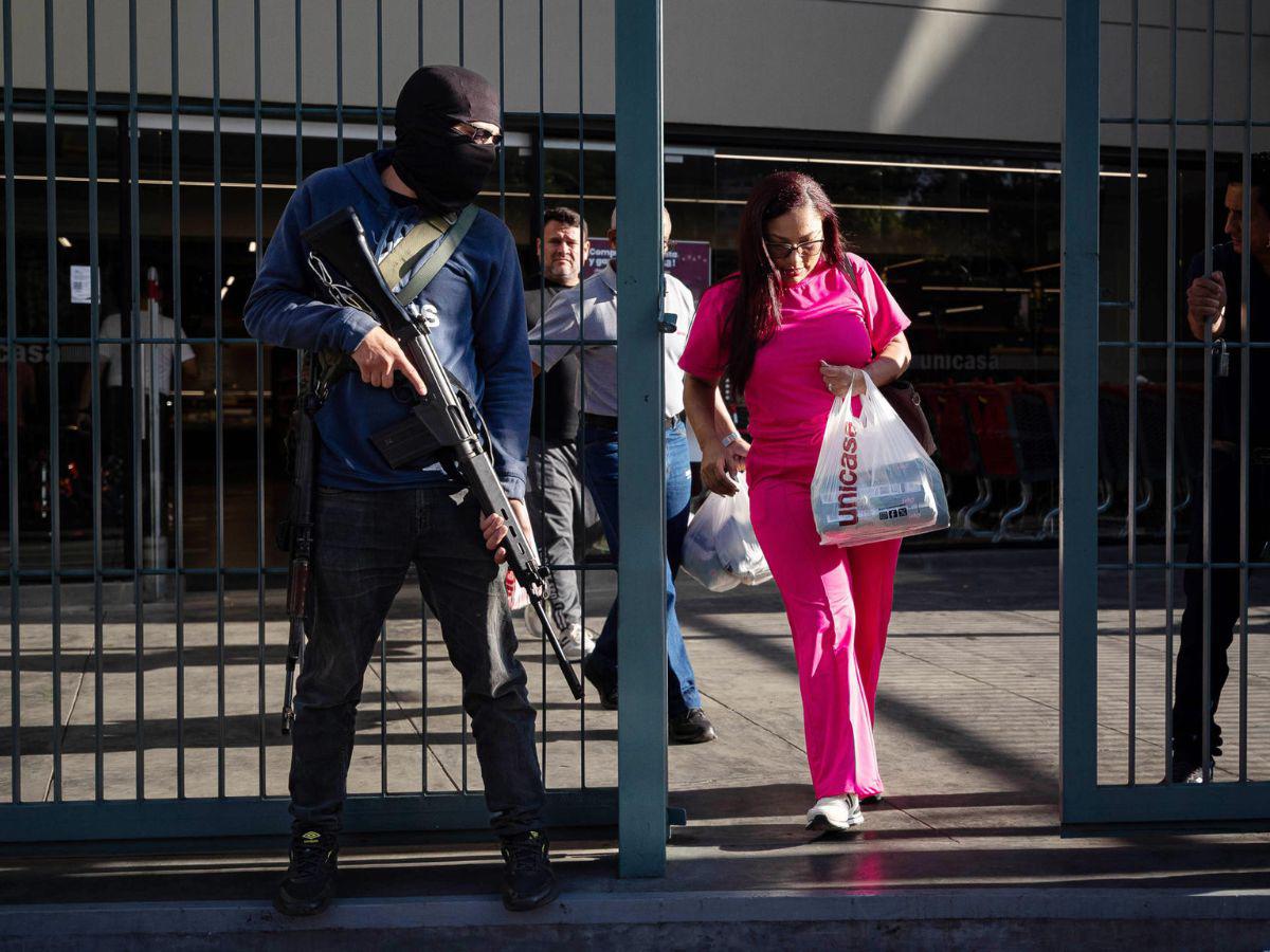 Resguardados, largas filas en supermercados y calles vacías: ambiente en Venezuela tras caída de Maduro