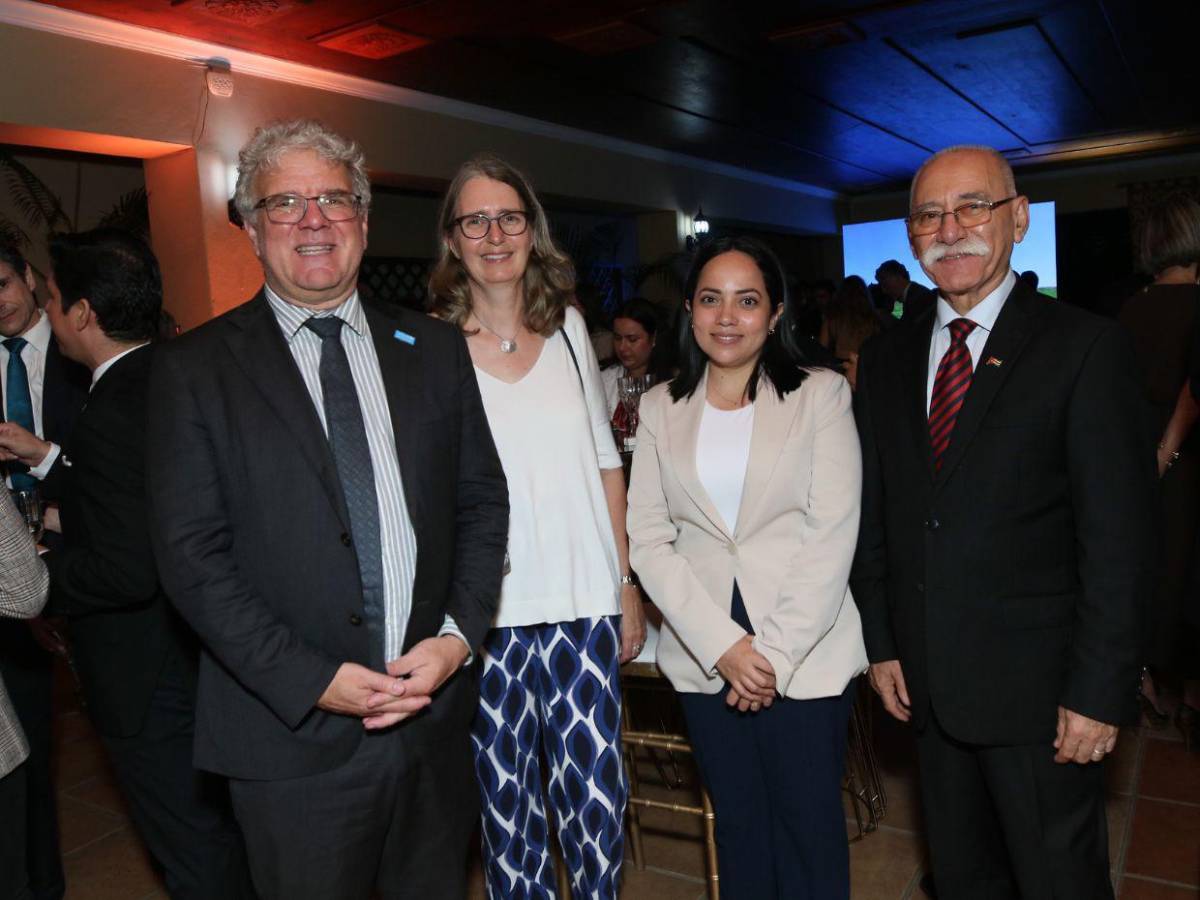 Brindan por la Fiesta Nacional de España en fina recepción en Honduras