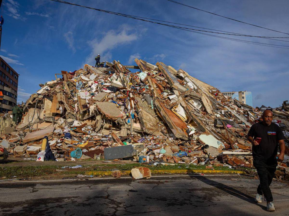Dolorosas fotos: continúan los intentos de rescatar sobrevivientes tras terremotos en Venezuela