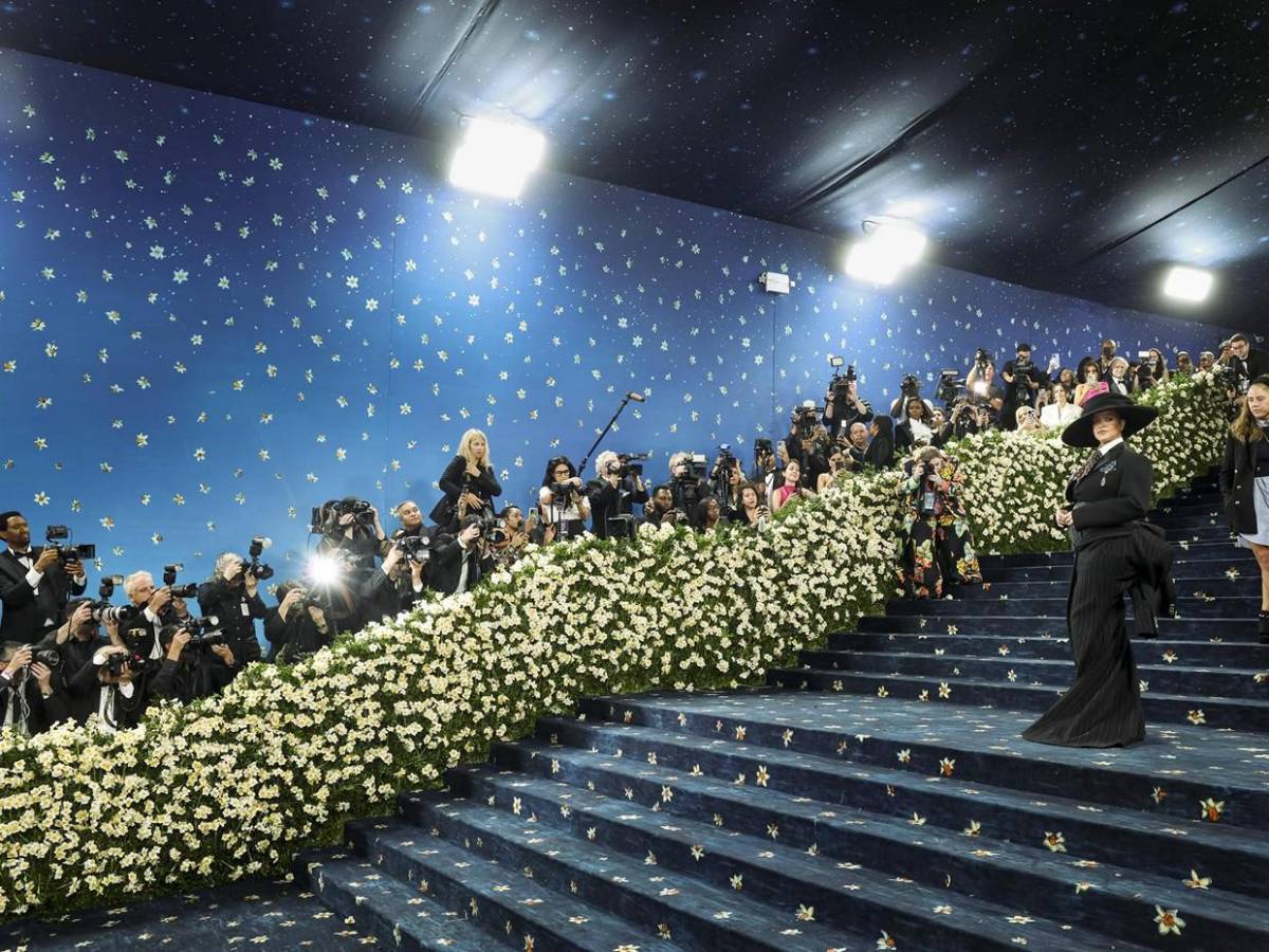 Rihanna anuncia su tercer embarazo en la Met Gala con un look inolvidable