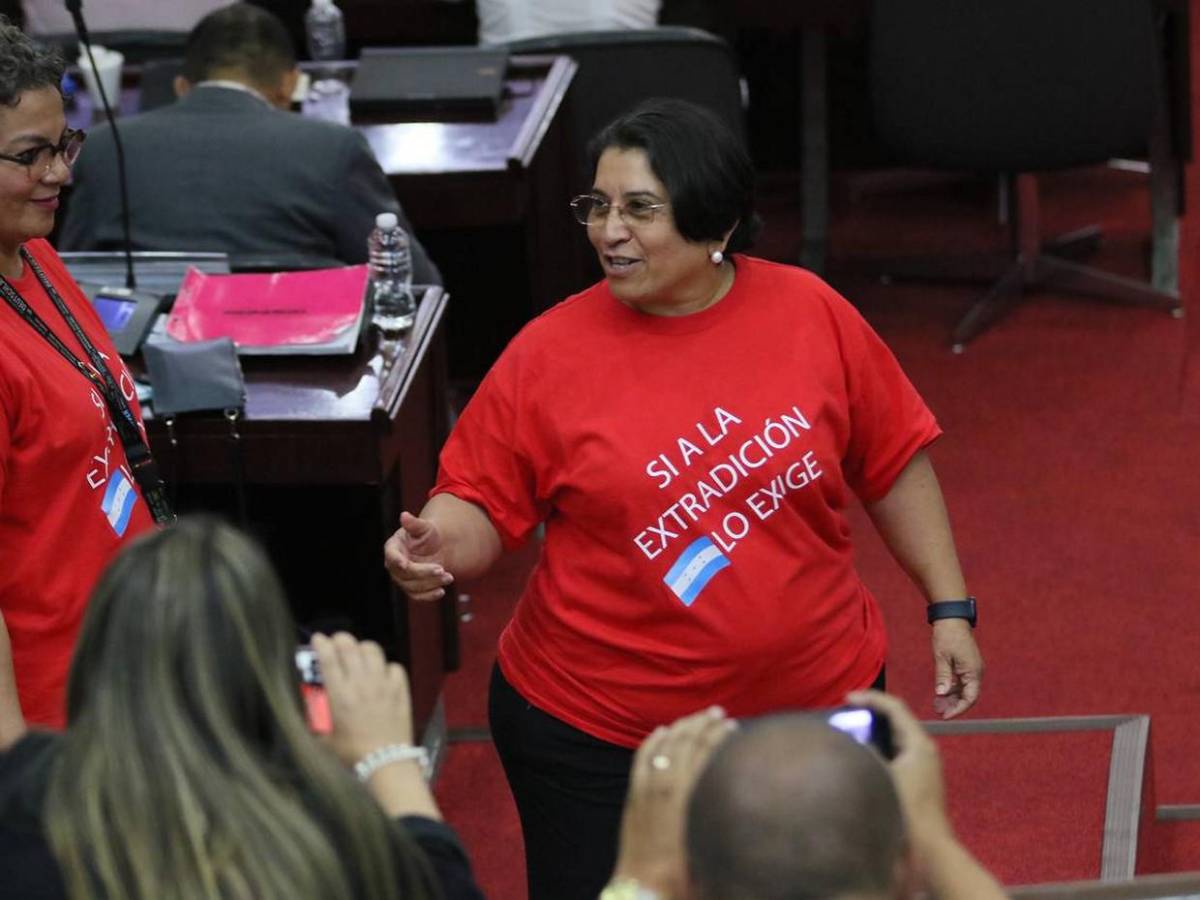Con mensajes de “Sí a la extradición”, “se van” y citas bíblicas, diputadas protestan en el CN