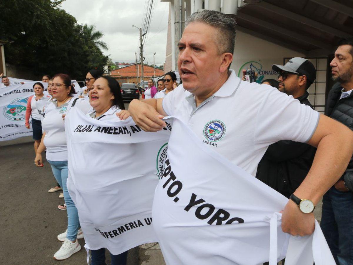 Agresiones policiales mantienen en protestas a la ANEEAH frente al Conadeh
