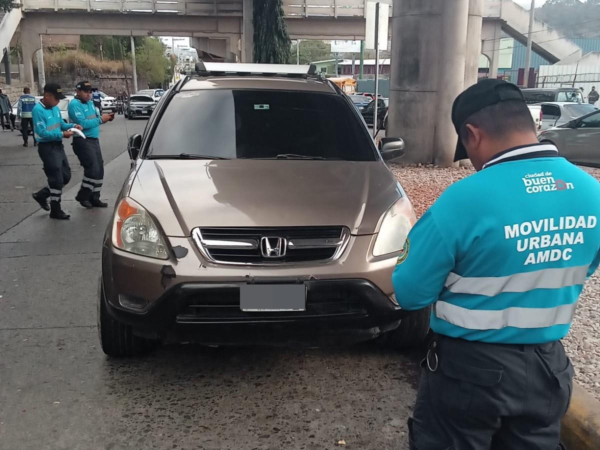Alcaldía de Tegucigalpa inicia decomiso de vehículos mal estacionados ¿En qué sectores?