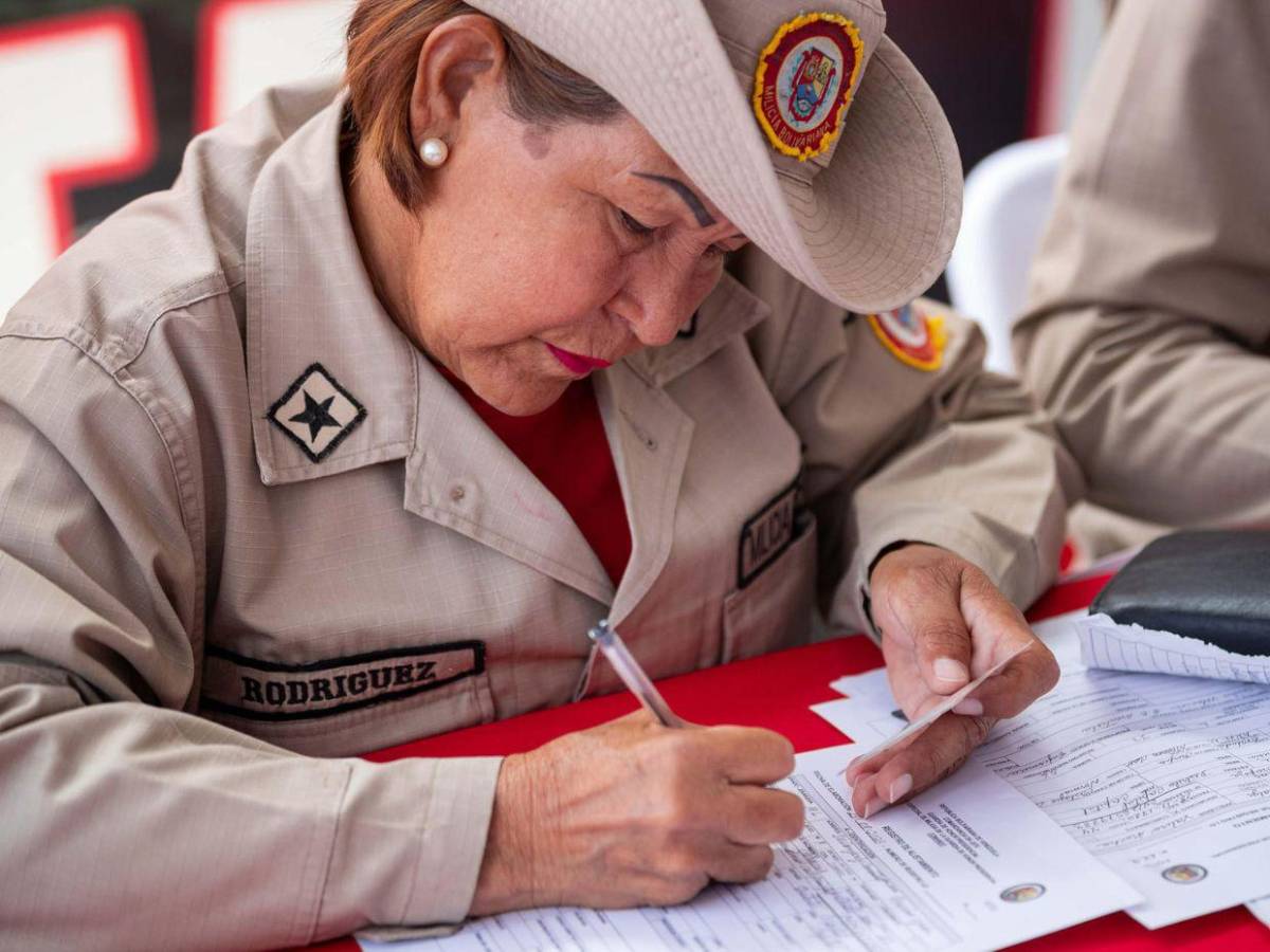 Chavistas acuden en Caracas a alistarse en la Milicia e instan a la población a sumarse