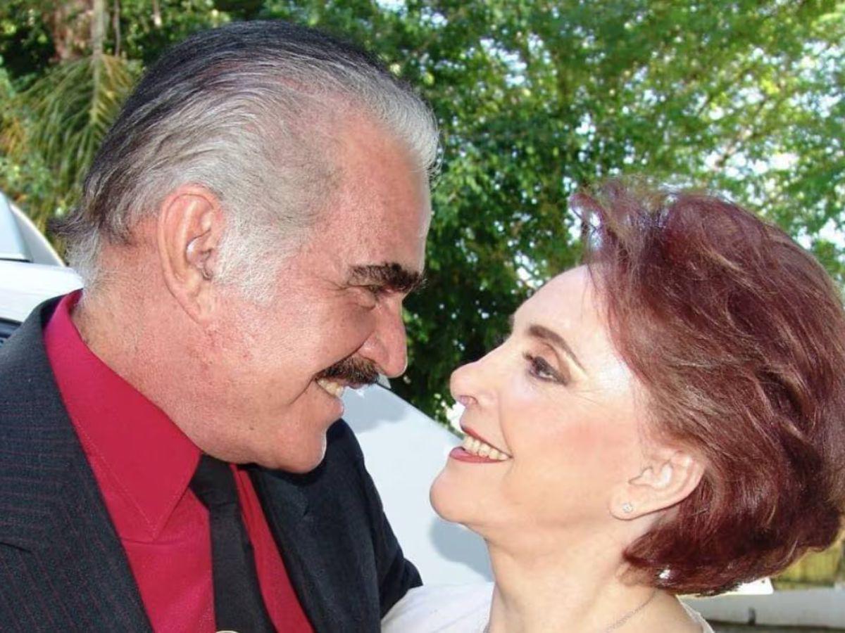 Doña Cuquita, viuda de Vicente Fernández, captada cariñosa con otro hombre en concierto