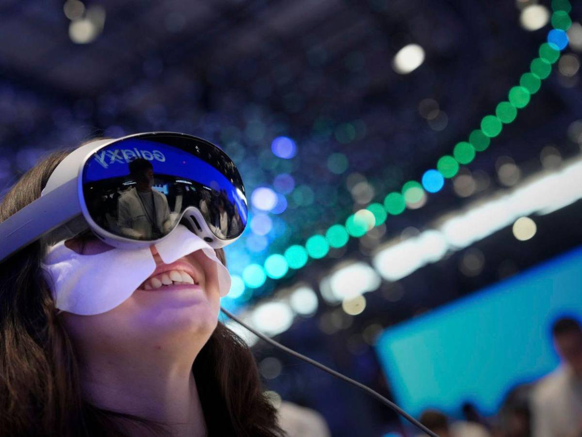 El rey Felipe VI abre el MWC 2026 en Barcelona, dominado por IA y robots