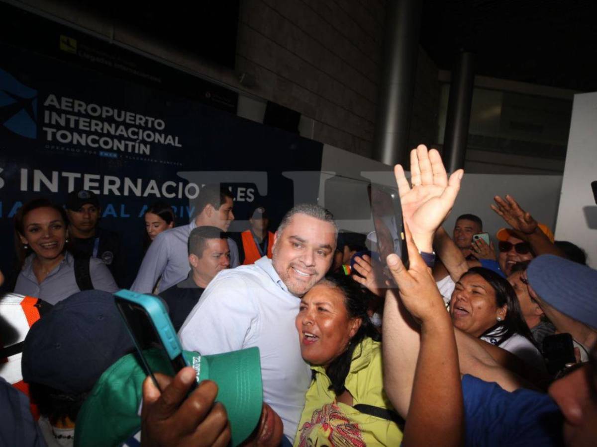 Multitud de nacionalistas recibe a David Chávez tras más de un año prófugo por orden de captura