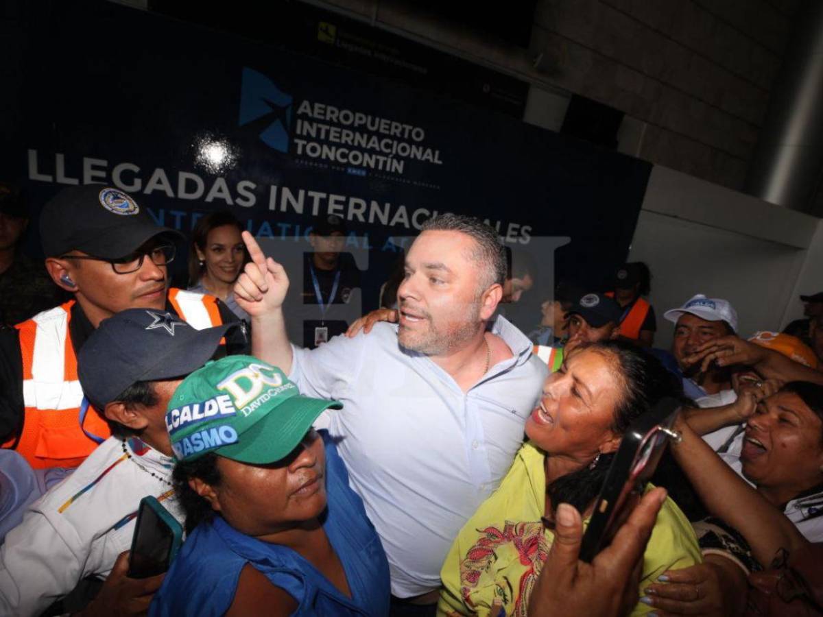 Multitud de nacionalistas recibe a David Chávez tras más de un año prófugo por orden de captura