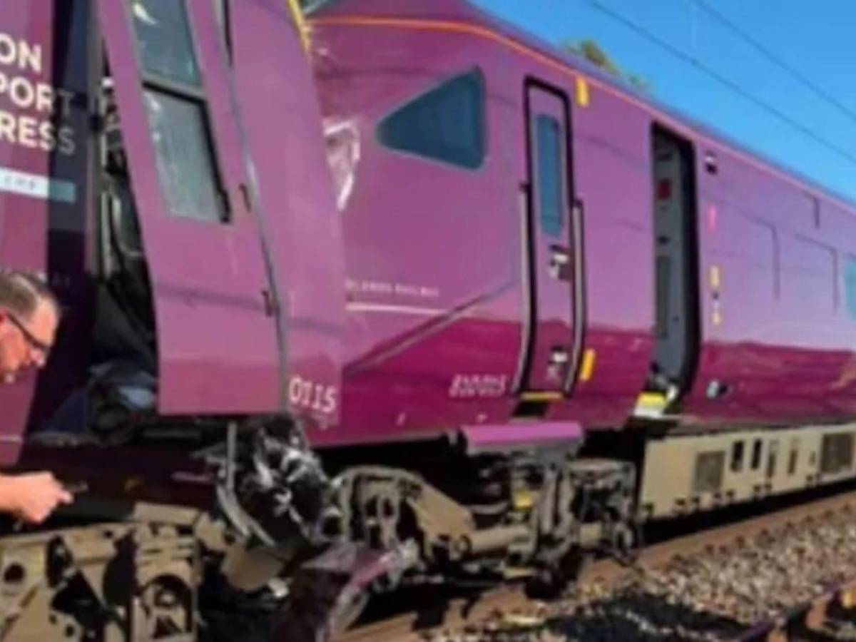 EN FOTOS: un muerto y decenas de heridos deja colisión de trenes en Bedford, Inglaterra