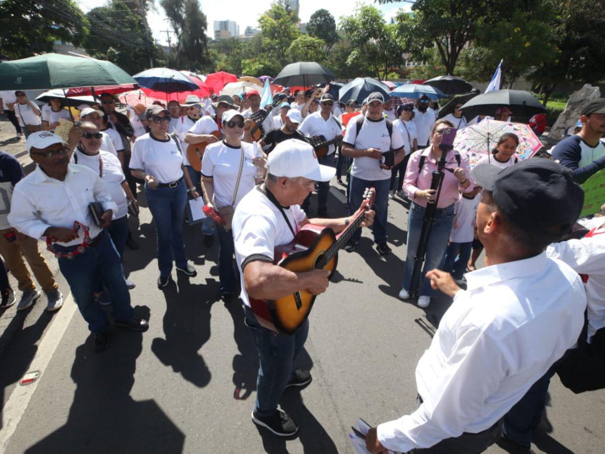 Día de la Biblia: Cientos de hondureños desfilan por el bulevar Suyapa en Tegucigalpa
