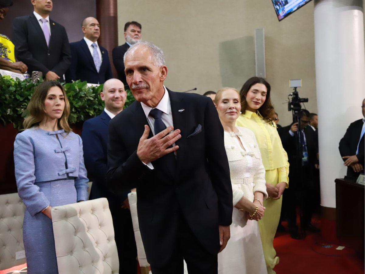 Del brazo de su esposa: el momento en que Nasry Asfura ingresó al Congreso Nacional
