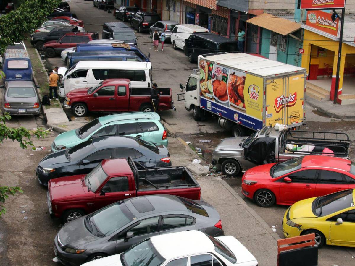 Vehículos mal estacionados colapsan el acceso a la colonia Centroamérica Oeste