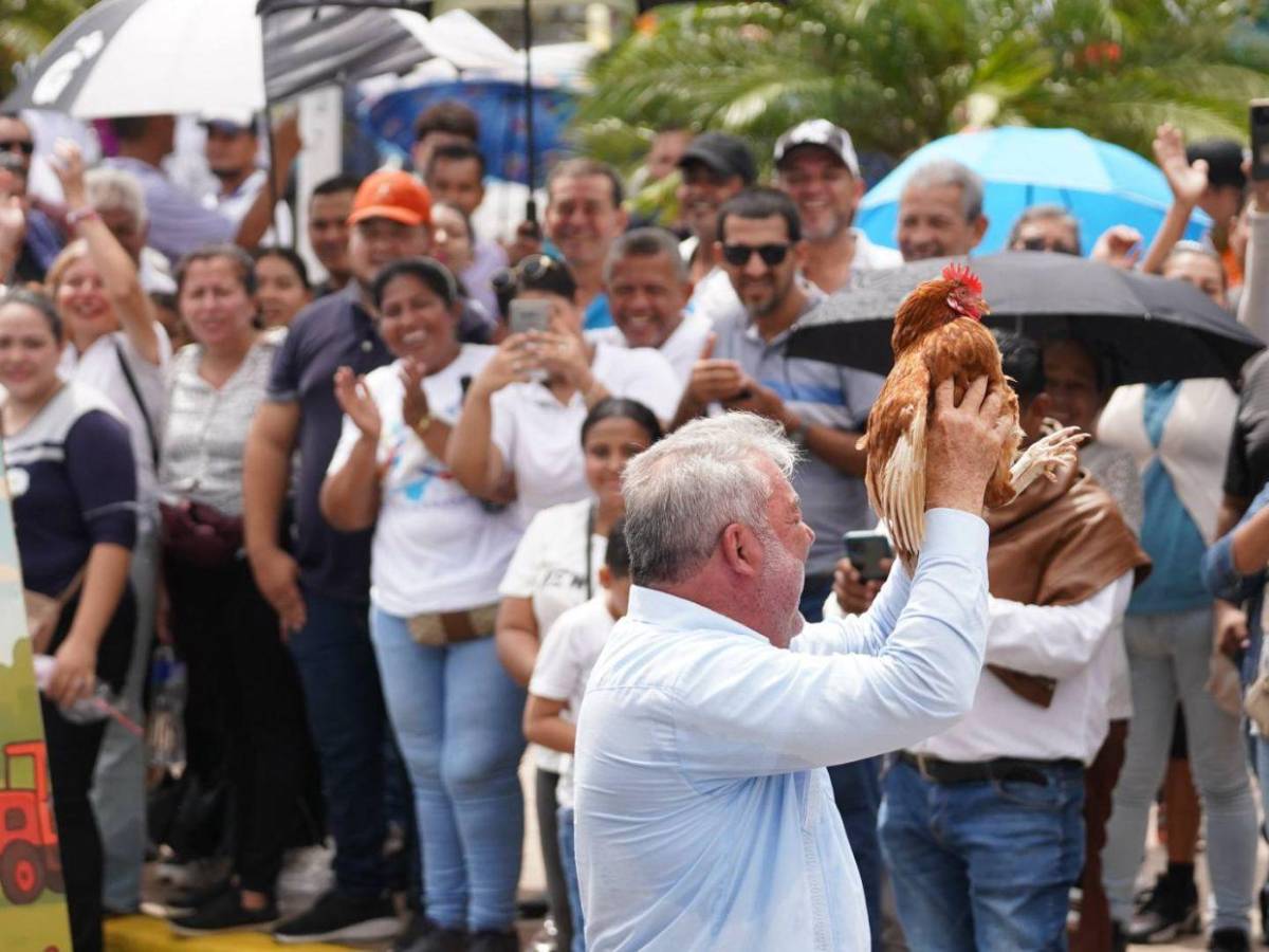 Entre bailes y un pollo en manos: Roberto Contreras se suma a los desfiles patrios en SPS