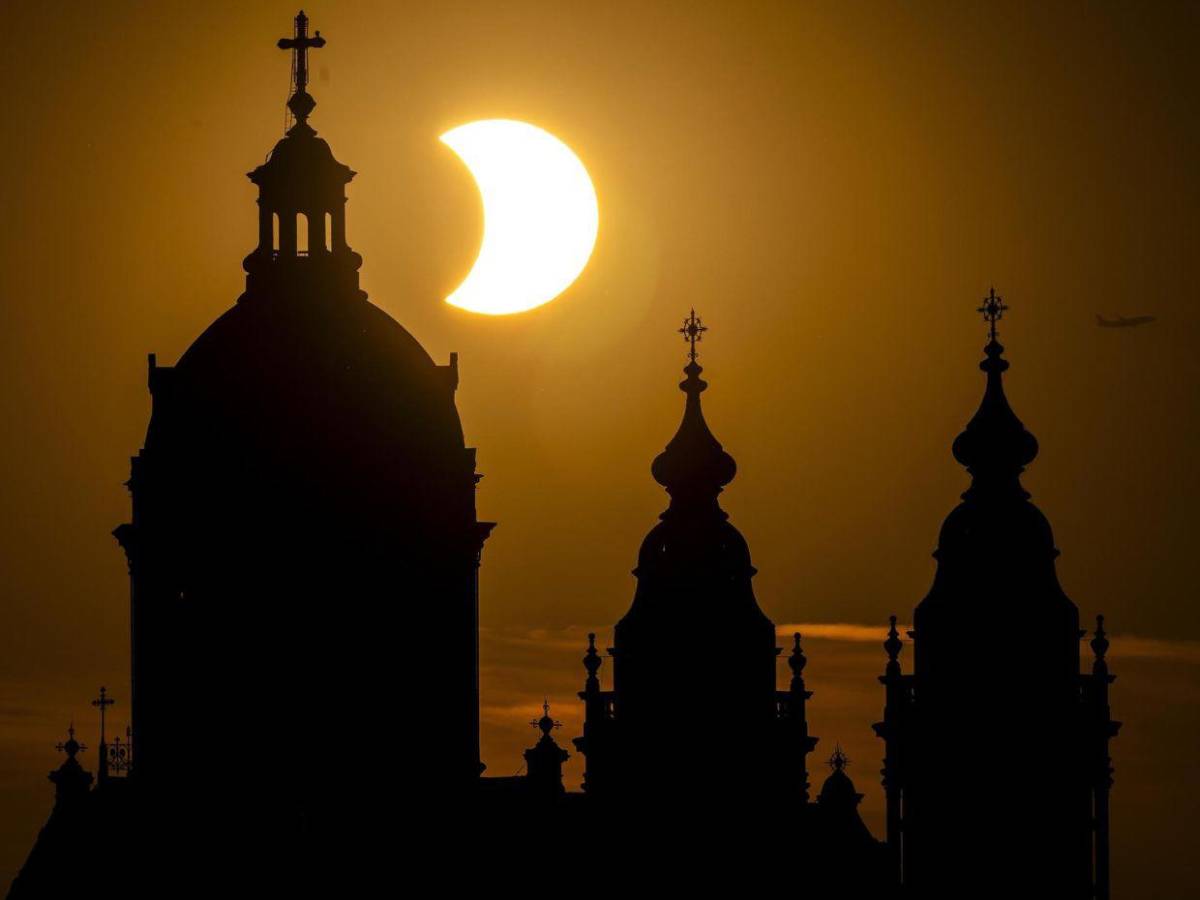 En fotos: el cielo de Portugal se oscurece y deja ver el espectáculo del eclipse solar