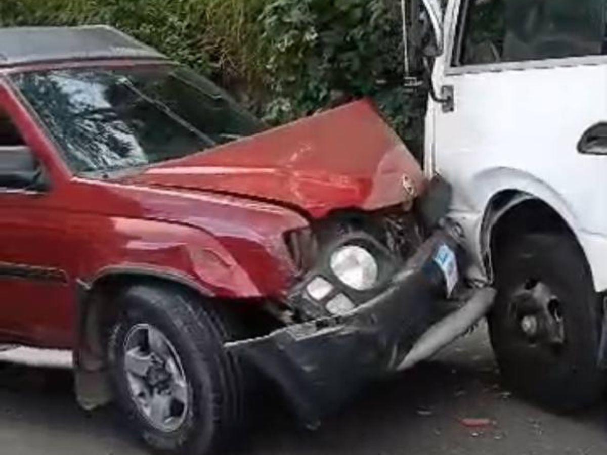 Tras “provocar” múltiple colisión, conductor intentó huir y murió al caer por unas gradas