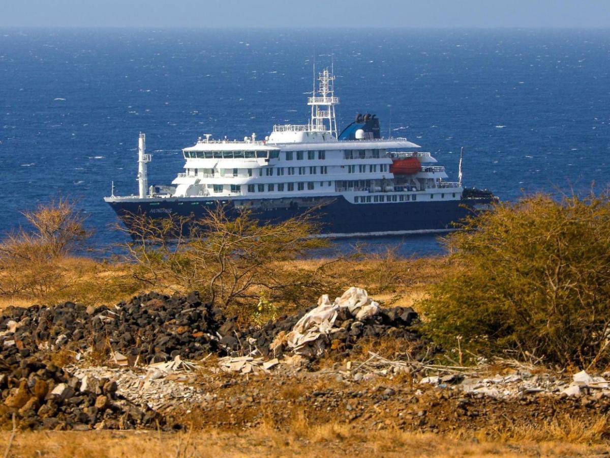 Encerrados y rechazados por países: así viven pasajeros del crucero con brote de hantavirus