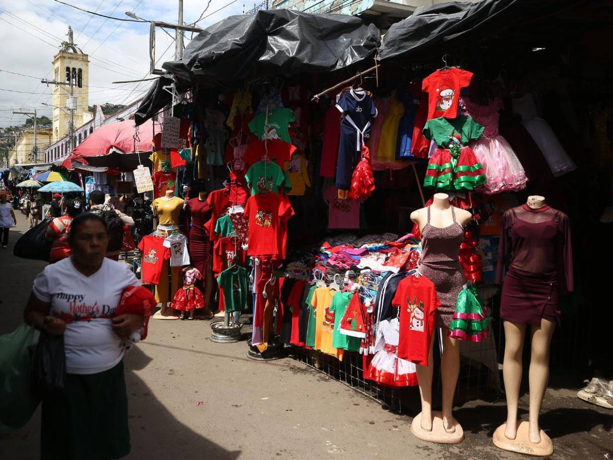 La Navidad se adelanta en los mercados capitalinos con luces y color