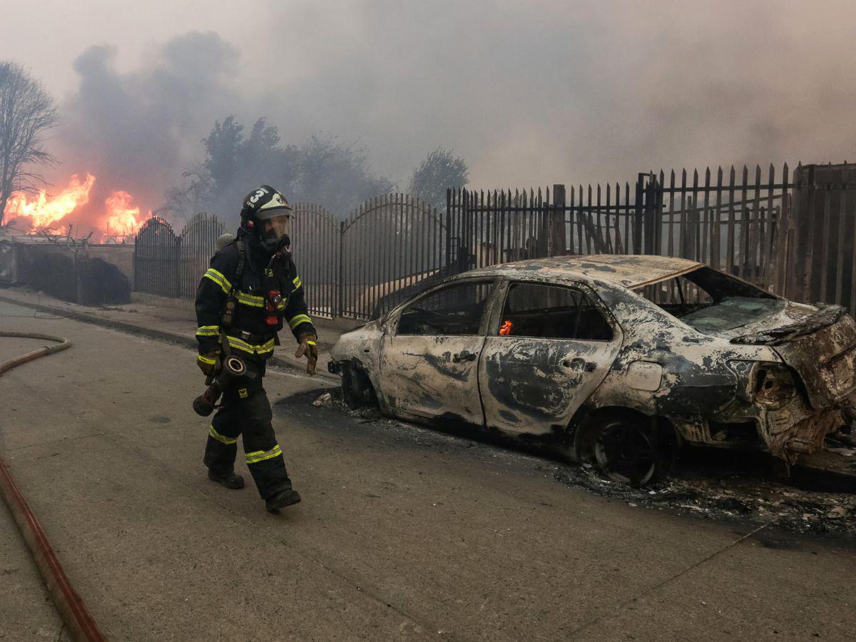 EN FOTOS: Con mascotas en brazos y lágrimas, chilenos abandonan sus casas tras incendio