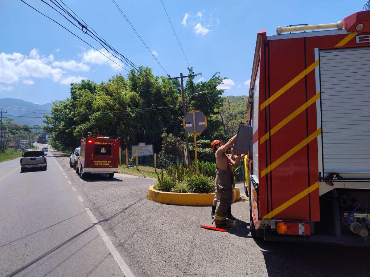 Rescatan a señora de 69 años tras caer con su vehículo a hondonada en Valle de Ángeles